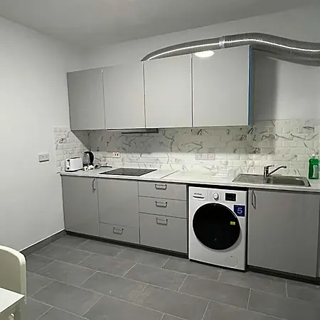 Tower Court Hostel *